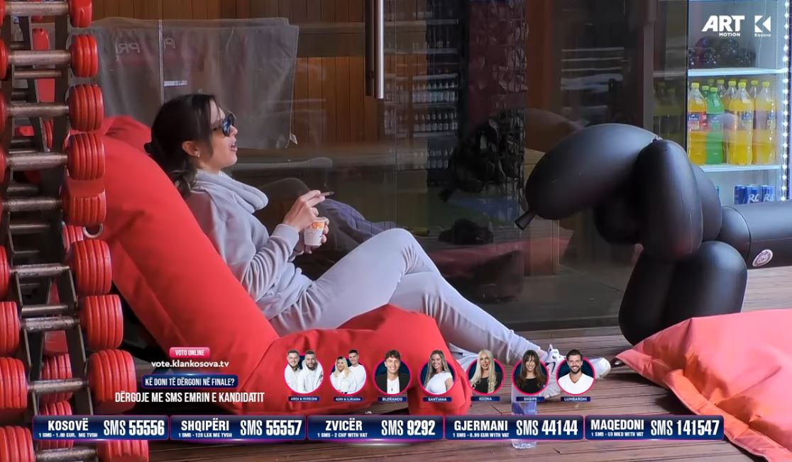 Santiana e Shqipja s'ndalen së thumbuari, hedhin kunja ndaj njëra-tjetrës (VIDEO)