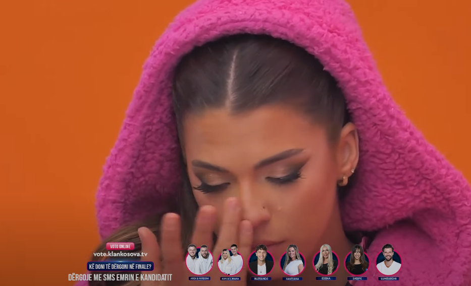 Shqipja përlotet teksa dëgjon këngën e Stresit për Nënën (VIDEO)