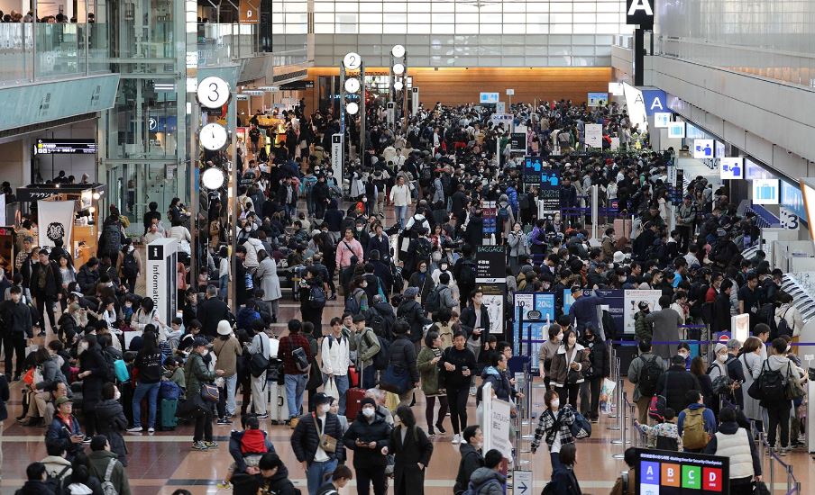 Më shumë se 100 fluturime anulohen pas përplasjes në aeroportin Haneda të Tokios
