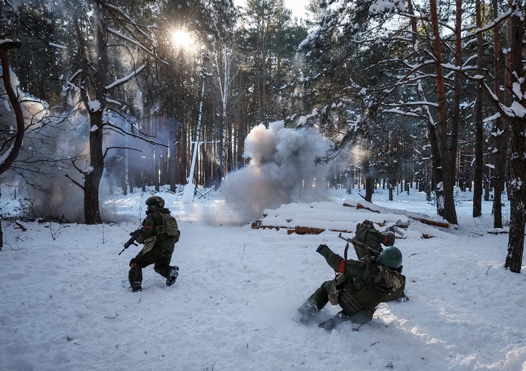 Ushtarët ukrainas kryejnë stërvitje ushtarake në borë (FOTO)