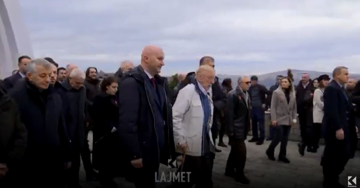 Ikona e Reçakut, William Walker, vjen me bastun “në fshatin e tij” (VIDEO)