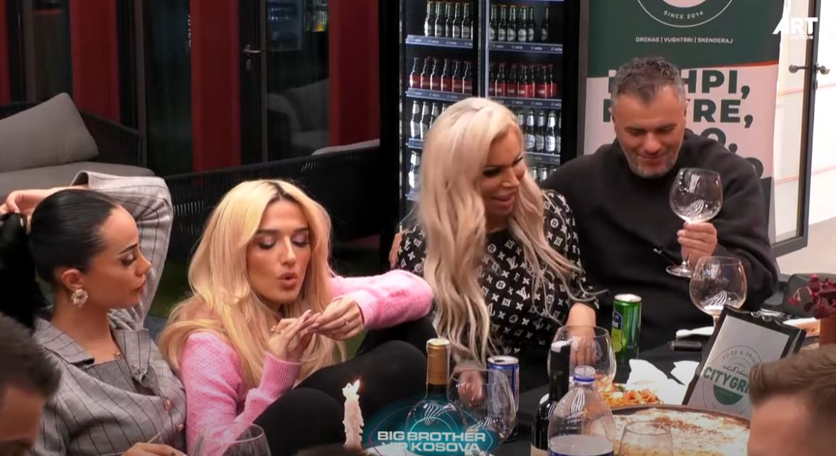 Buci shkakton të qeshura duke ngacmuar Edonën: Mbaji se na ranë “danet” (VIDEO)