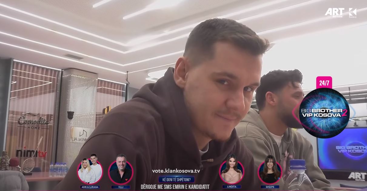 Adri këndon këngë patriotike e vajtuese para kamerës në kuzhinë (VIDEO)