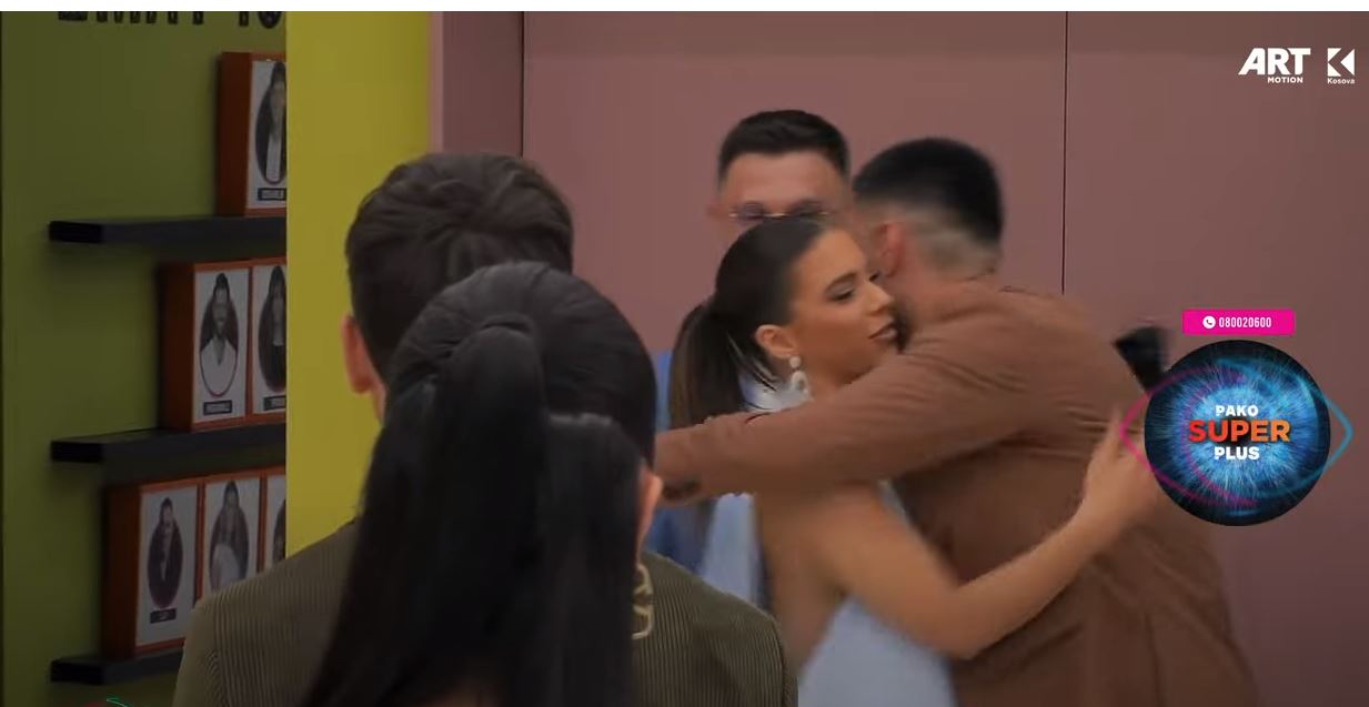 Ardi pritet në përqafim nga të gjithë banorët, pas takimit emocional me nënën e tij (VIDEO)