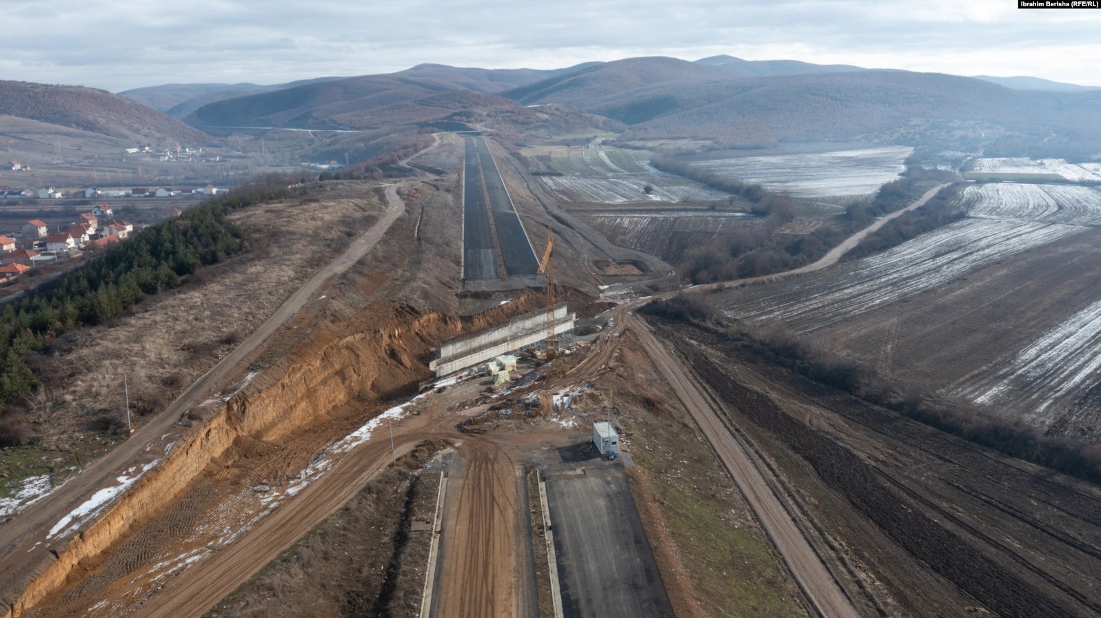 Autostrada Prishtinë-Gjilan, kantier ndërtimi me gropa e lloç (FOTO)