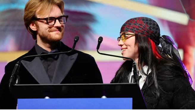 Emocionohet Billie Eilish, kërkon falje që ishte 'e errët'