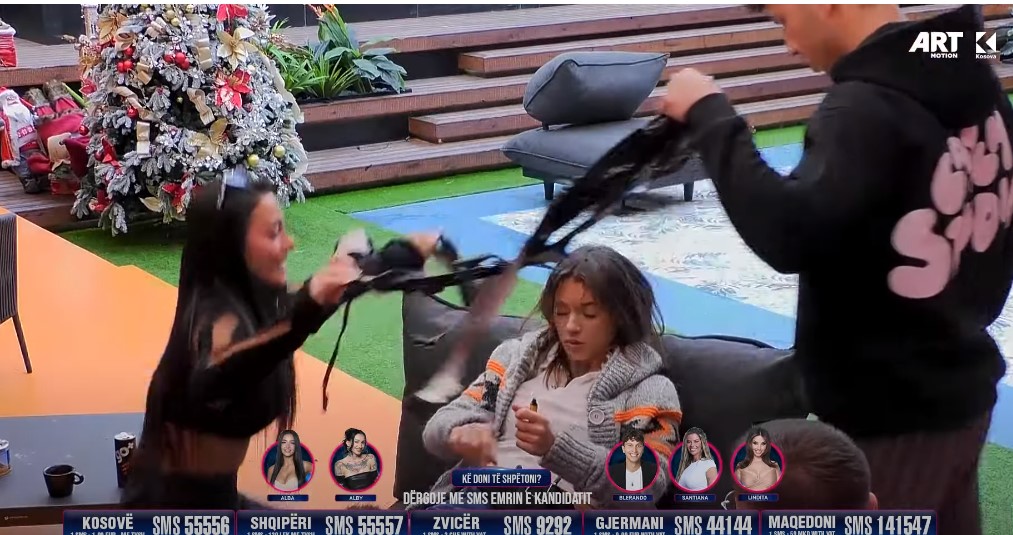 Lumbardhi e lidh Shqipen për karrige, Blerando e ndihmon (VIDEO)