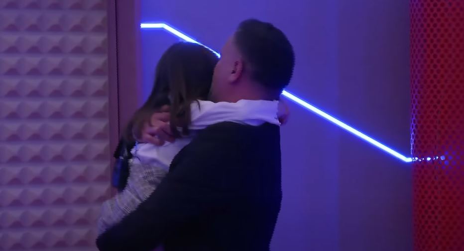 Buci surprizohet nga motra dhe mbesa e tij (VIDEO)