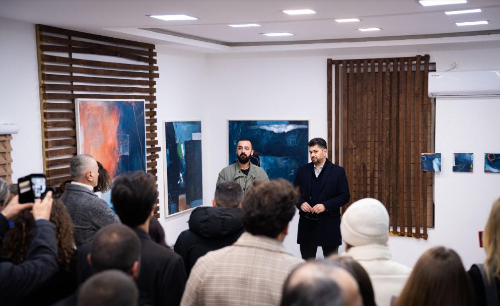 16 vepra arti shpalosen në ekspozitën "Përtej errësirës" të artistit Gent Smani (FOTO)