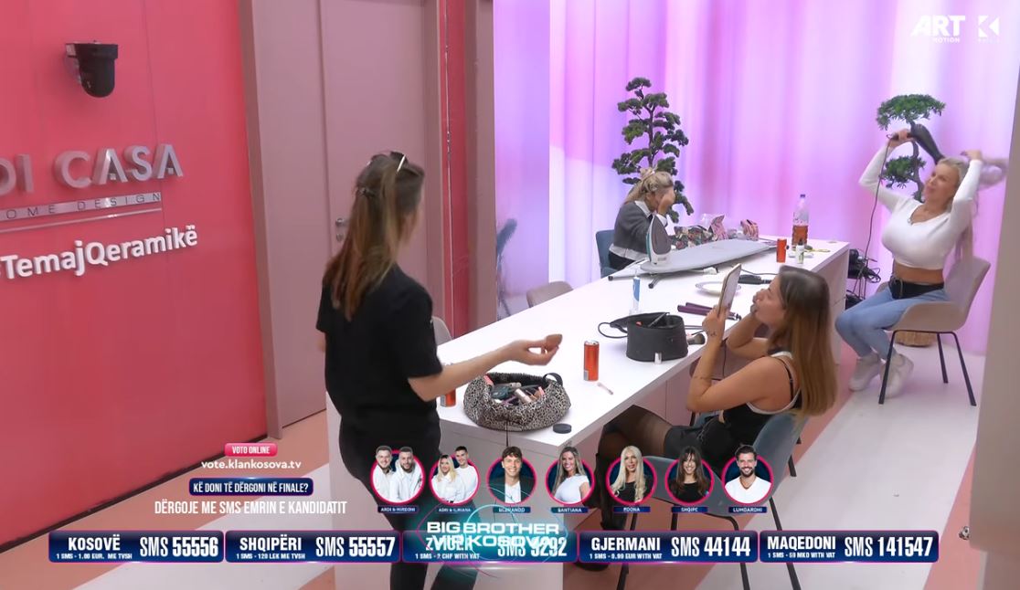 Vajzat shijojnë muzikën teksa bëhen gati në dhomën e grimit (VIDEO)