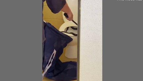 Gjarpri helmues gjendet në tualetin publik në Australi (VIDEO)