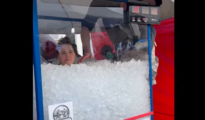 Gruaja kalon mbi 3 orë në akull për të thyer rekordin Guinness (VIDEO)