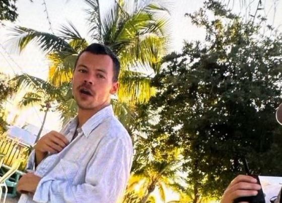 Harry Styles duket se po ndryshon përsëri pamjen e tij pas rruajtjes së kokës