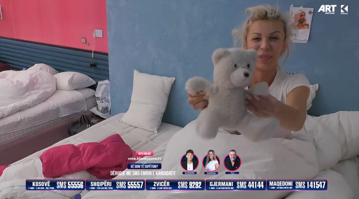 Edona nis ditën duke luajtur me ariun e saj (VIDEO)