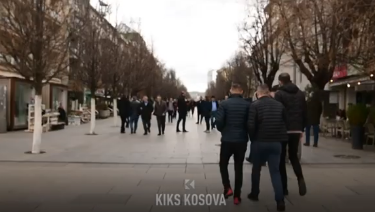 Qytetarët ankohen se po ua shesin qeset plastike, i duan të letrës apo tekstilit (VIDEO)