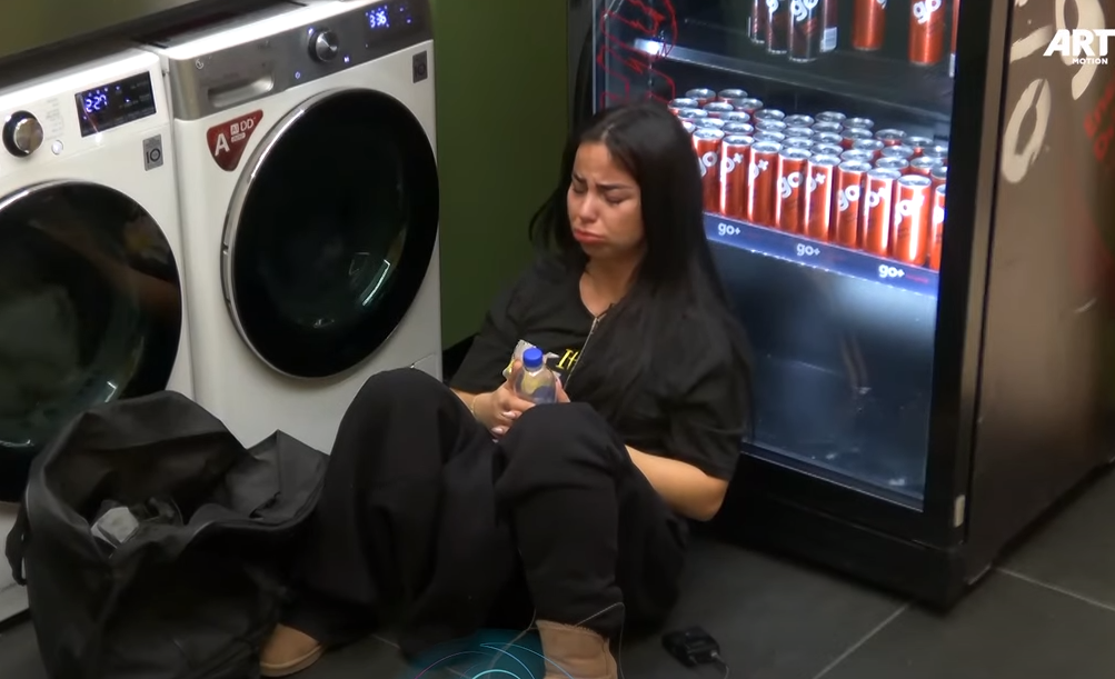 Linda e vetme në lavanderi, fillon të qaj (VIDEO)
