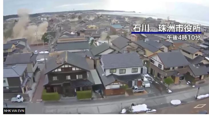 Momenti kur tërmeti tronditi qytetin bregdetar të Japonisë (VIDEO)