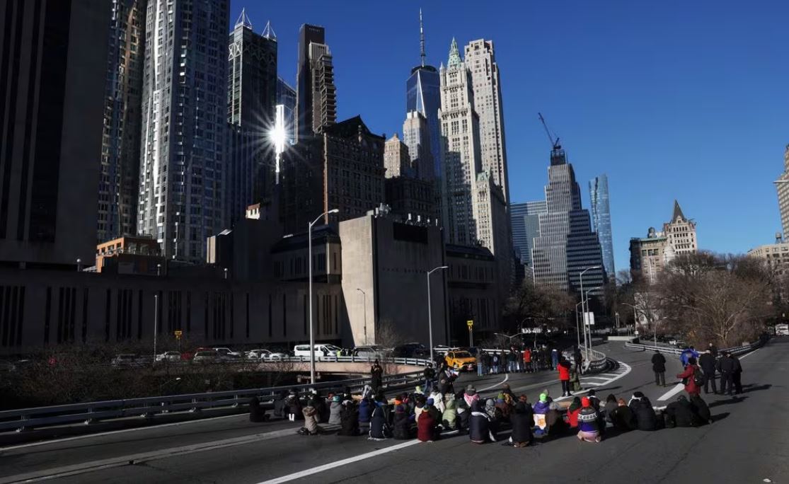 Qindra protestues pro-palestinezë u arrestuan pasi bllokuan urat dhe tunelin e New York-ut
