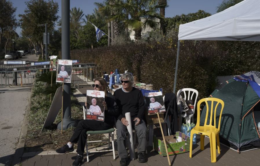 Familjarët e pengjeve izraelite protestuan jashtë shtëpisë së Netanyahut