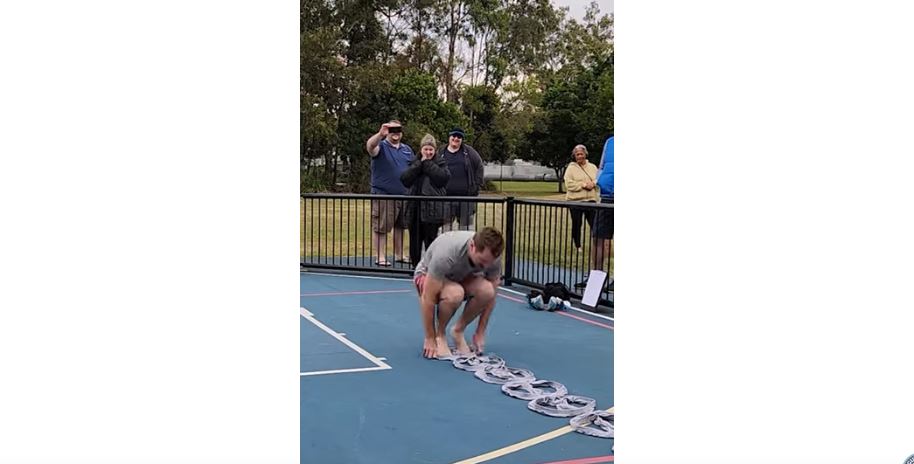 Një australian vesh 10 palë mbathje në 13.03 sekonda (VIDEO)