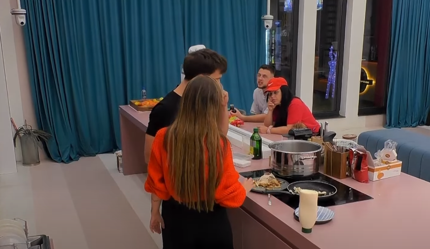 Santiana dhe Blerando luajnë lojën e famshme brenda shtëpisë (VIDEO)