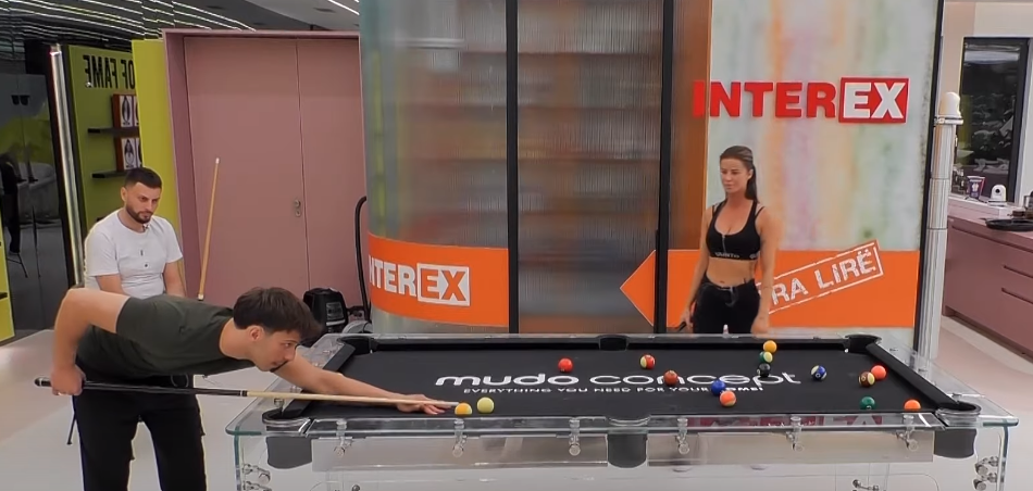 Blerando, Santiana dhe Mirdoni luajnë bilardo nën tingujt e muzikës (VIDEO)