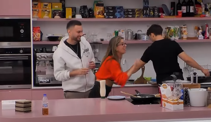 Mirdoni mundohet ta frikësojë Santianën, por ja çka ndodhi (VIDEO)