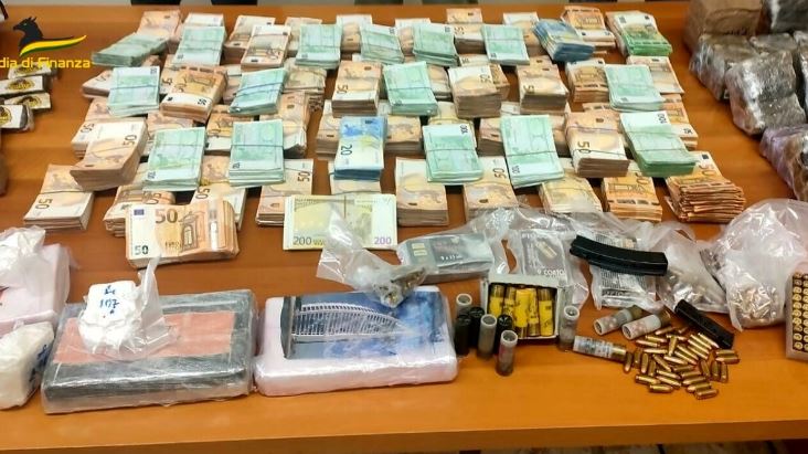 Policia italiane godet bandën shqiptaro-rumune, sekuestrohen mbi 100 kg drogë dhe mbi 600 mijë euro