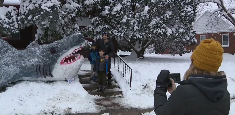 Skulptura e peshkaqenit nga dëbora bëhet atraksion turistik lokal (VIDEO)