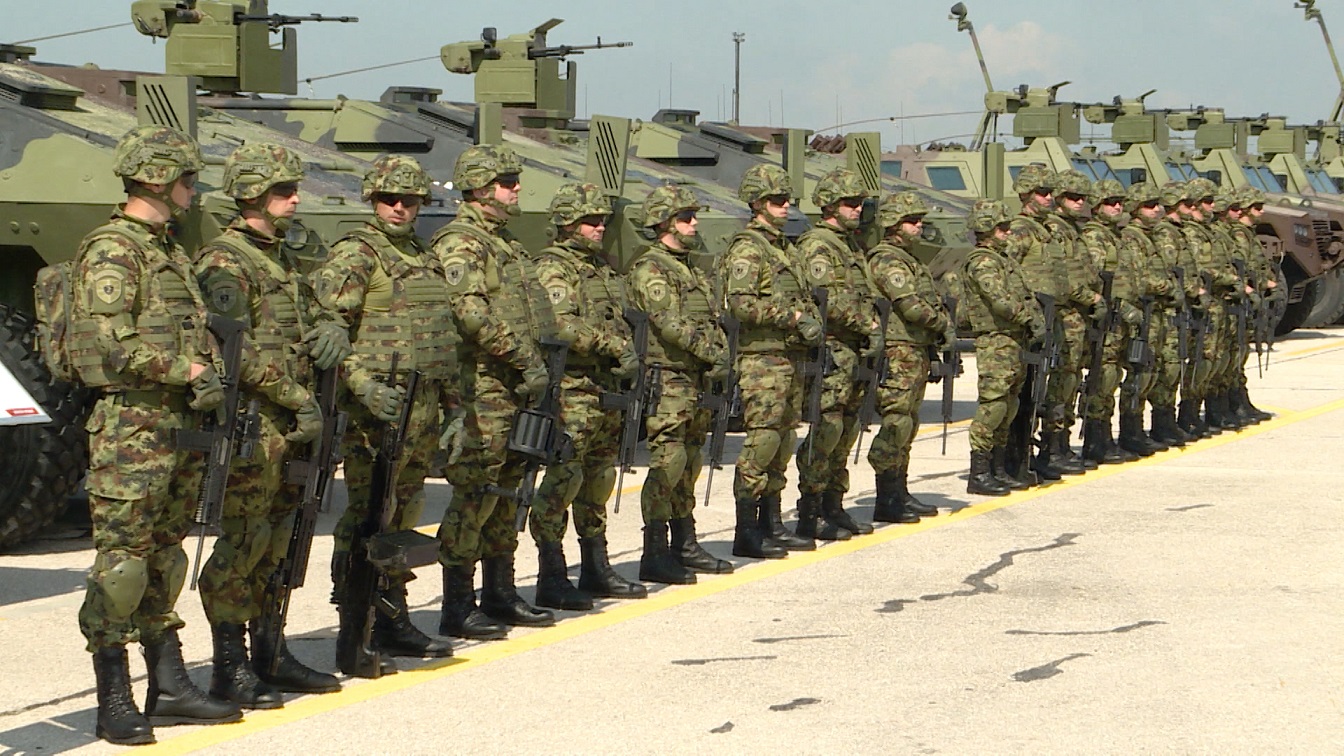 Serbia po e rikthen shërbimin e detyrueshëm ushtarak