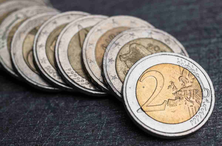 Bankierja dërgon në polici mbi 7 mijë monedha 2 euroshe të falsifikuara