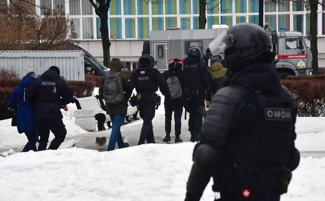 400 persona arrestohen në memorialet e Navalny në Rusi