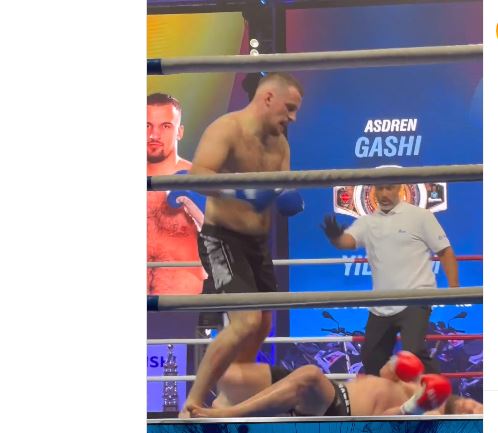 Kik-bokiseri shqiptar e "vë në gjumë" kundërshtarin turk (VIDEO)