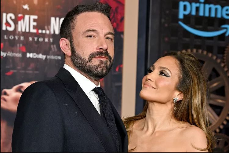 Ben Affleck shihet sërish pa unazën e martesës