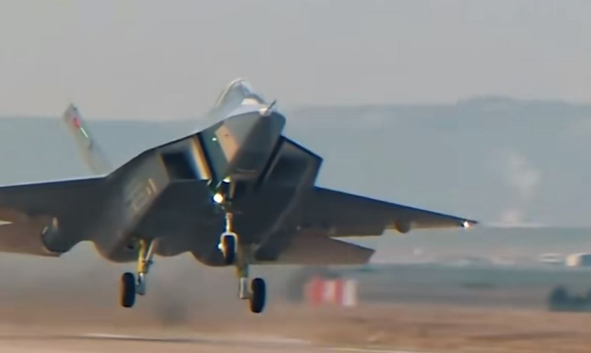 Rama publikon pamje nga baza e NATO-s në Kuçovë (VIDEO)