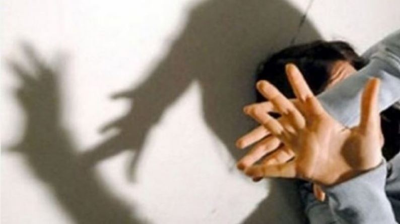 Kryen vazhdimisht dhunë fizike e psikike ndaj gruas, arrestohet burri në Deçan