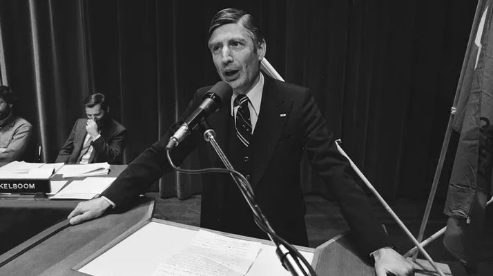 Kryeministri i atëhershëm i Holandës Dries van Agt duke folur më 31 janar 1981. (Foto nga: Sepia Times/ Universal Images Group nëpërmjet Getty Images)