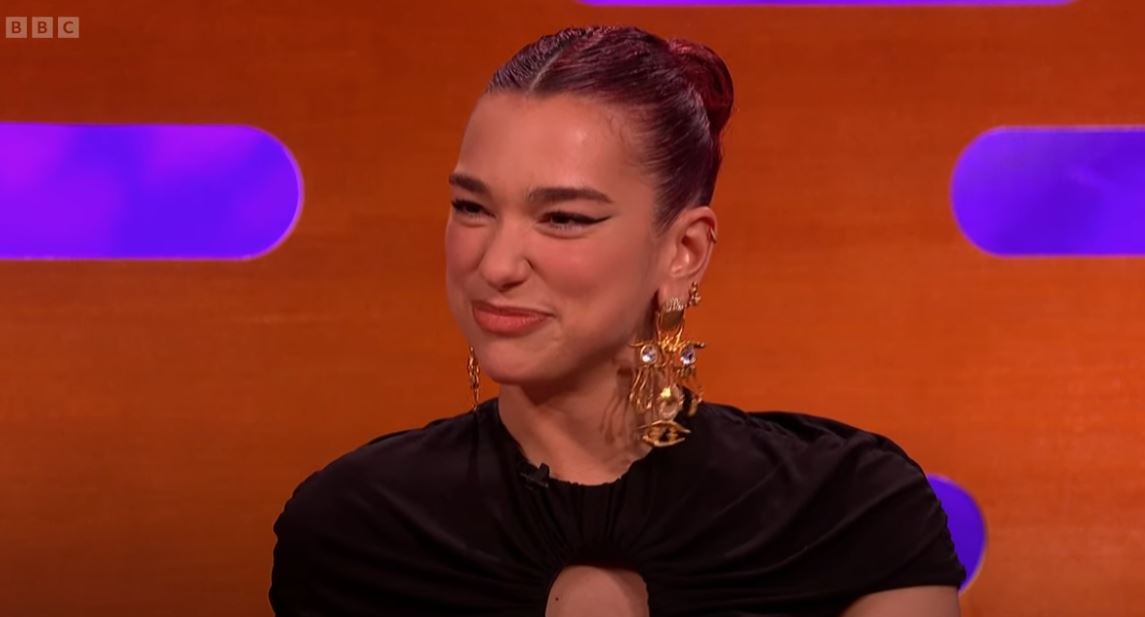 Dua Lipa i tregon botës bestytnitë shqiptare (VIDEO)