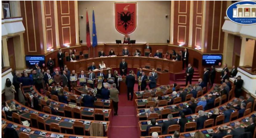 Nesër në Shqipëri para Kuvendit protestojnë 19 deputetët e përjashtuar nga seanca