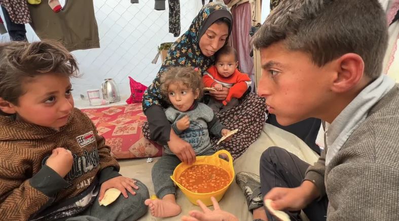 Fëmijët në Gaza në kërkim të ushqimit për të mbajtur gjallë familjet