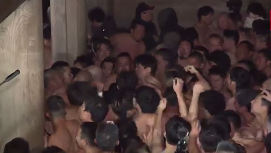 Pas më shumë se 1000 vjetësh, përfundon në Japoni “Festivali iburrave të zhveshur” (VIDEO)