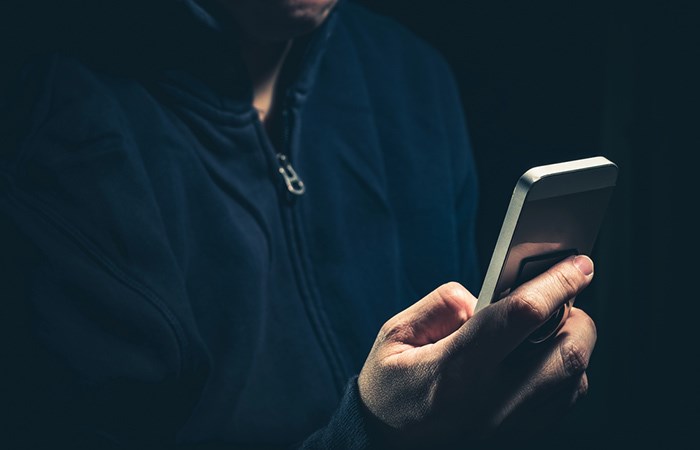 I mituri dërgohet në mbajtje, kanosi përmes telefonit një dëshmitar