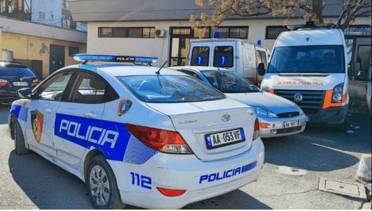 I vuri zjarrin veturës së ish të dashurit, arrestohet e dyshuara në Durrës - në kërkim vëllai i saj