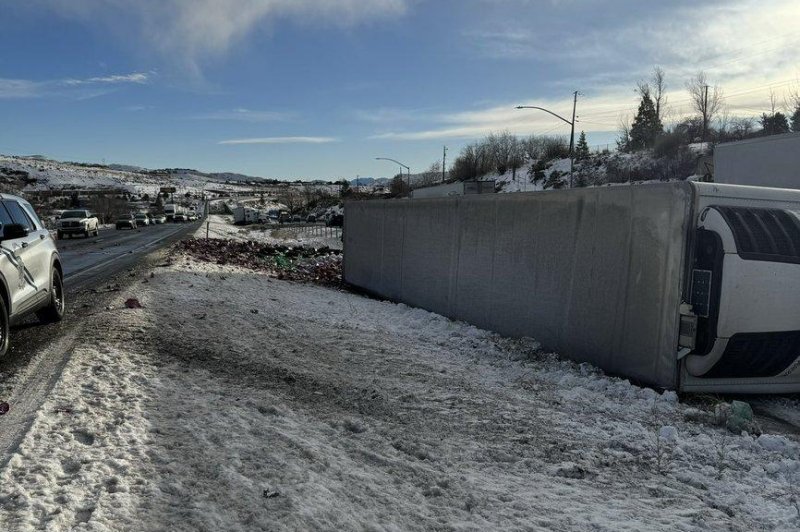Kamioni i përmbysur mbulon autostradën me pije
