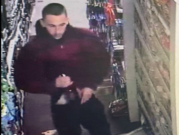 Policia kërkon ndihmën e qytetarëve për kapjen e këtij personi (FOTO)