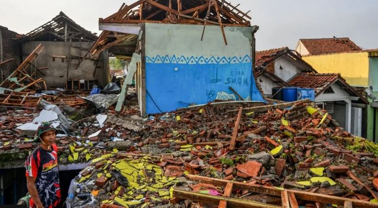 Indonezia goditet nga erëra të forta, lëndohen 33 persona