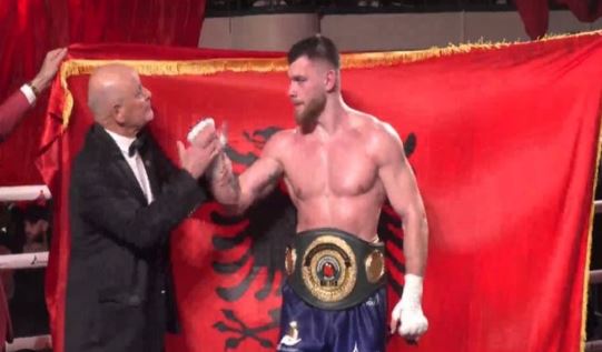 Boksieri shqiptar arrin fitore të madhe ndaj boksierit nga Bosnja dhe Hercegovina