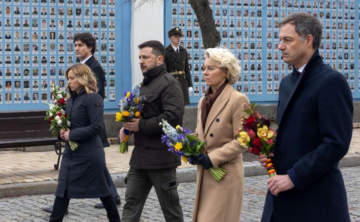 Zelensky dhe udhëheqësit perëndimorë vendosin lule në Kiev në shenjë solidariteti