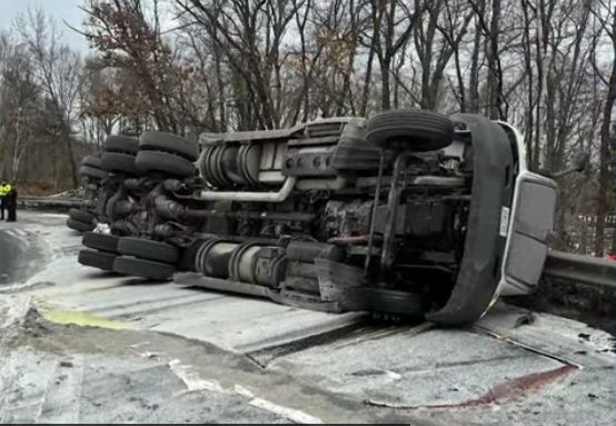 Kamioni derdh mijëra litra qumësht në autostradë