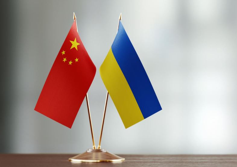 Kina i thotë Ukrainës se "nuk i shet armë vdekjeprurëse" Rusisë